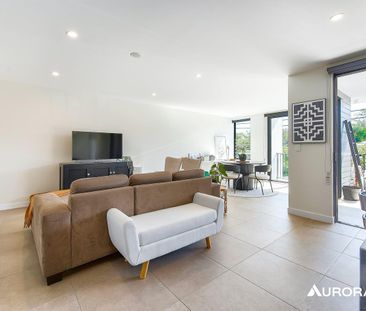 Ultra-Convenient 3-Bed Balmoral Lifestyle — Walk to Everything - Photo 2