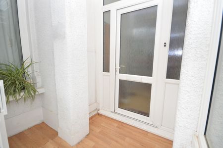 5 Bed Terraced House, Byron Avenue, E12 - Photo 3