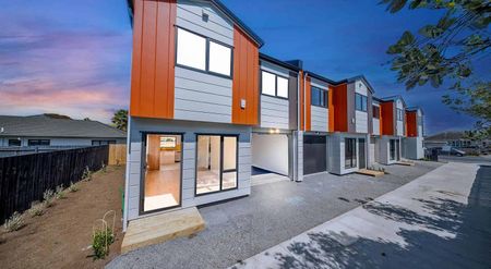 3 Bedroom + 2 Bathrooms Townhouse - Photo 3