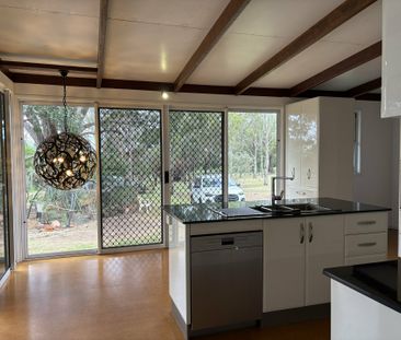 Large and impressive Farm house with pool on acreage - Photo 2