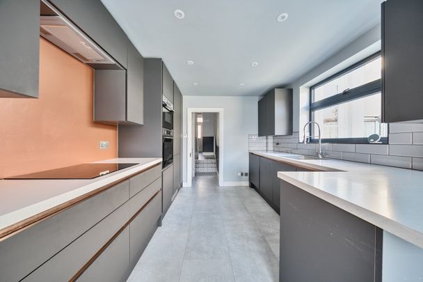 Terraced House to rent - Old Road West, Gravesend, DA11 - Photo 1