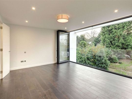 An exceptional semi-detached family home on a quiet tree-lined road. - Photo 1