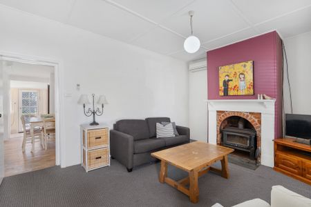 Open the Door To Character and Small Town Atmosphere - Photo 3