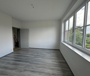 Renovierte, großzügige 4-Zimmer-Wohnung in zentraler Lage! - Photo 2