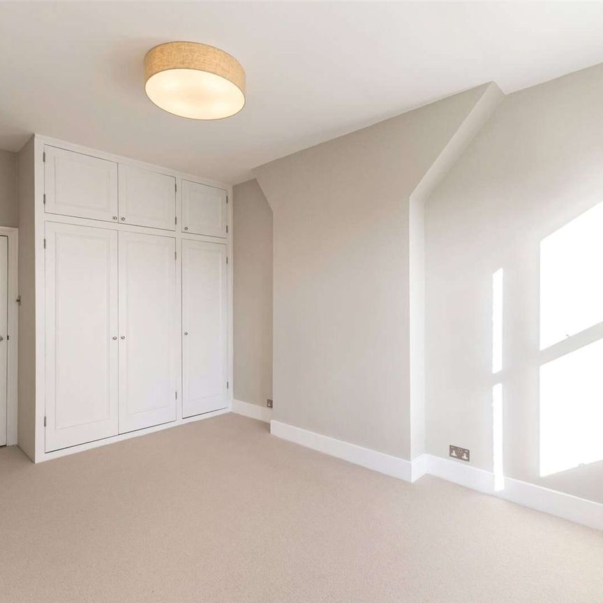 A newly refurbished, three-bedroom, two bathroom apartment, benefitting from air conditioning in the reception room and bedrooms, walking distance to South Kensington Station. - Photo 1