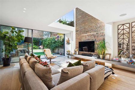 A beautifully presented house with exceptional entertaining space and a south-facing garden - Photo 2