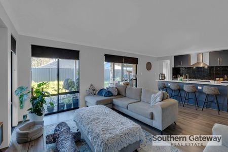 Modern Family Home - Photo 2