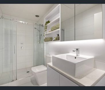Sleek & Modern 1-Bedroom Apartment Overlooking Glenbervie Station - Photo 4