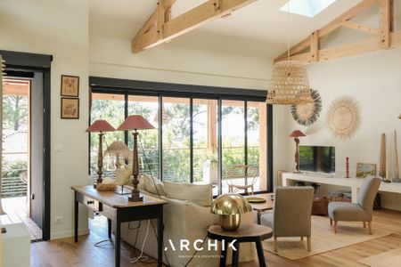 Architecture contemporaine bardée de bois, cette maison de 160 m2, sur un terrain de 645 m2, est idéalement située dans un quartier prisé du Pyla. - Photo 2