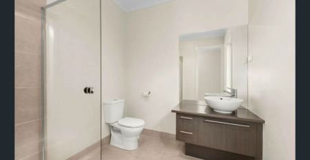 Modern Comfort, Solar & Quick Access to Freeway, Epping Plaza and Northern Hospital - Photo 4