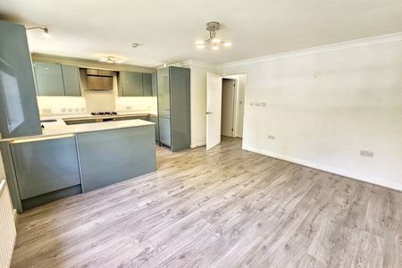 Royal Huts Avenue, Hindhead, Surrey, GU26 - Photo 2
