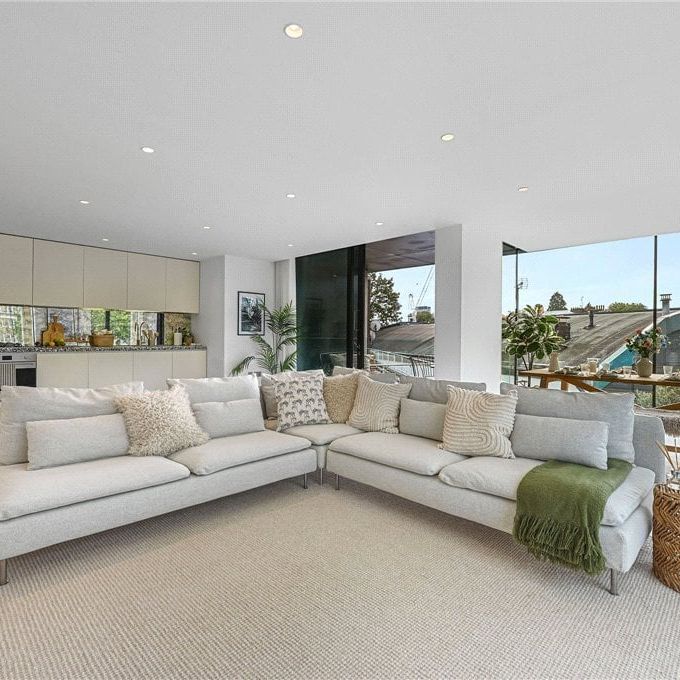 3 bedroom flat with 1 reception and 2 bathrooms in Oval Road, NW1 - Photo 1