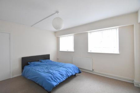 3 bedroom flat to rent - Photo 2