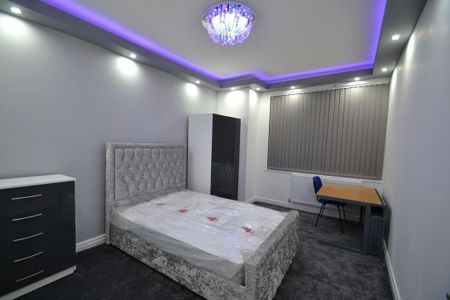 6 bedroom house to rent - Photo 2