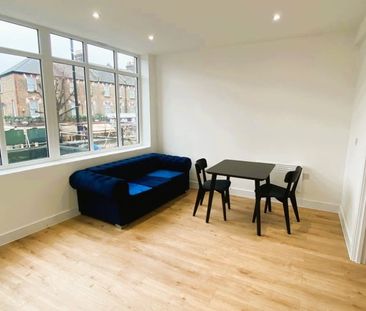 Studio Flat, High Street, N12 - Photo 1