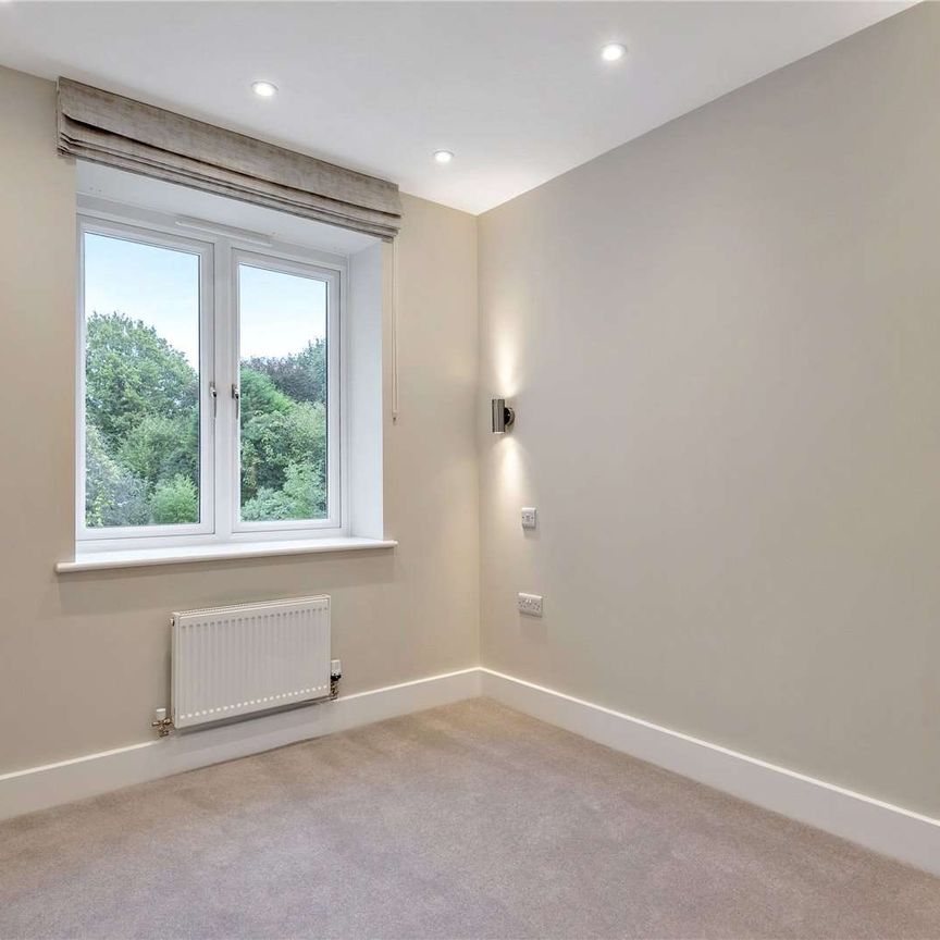 An exceptionally stylish apartment in an impressive building - Photo 1
