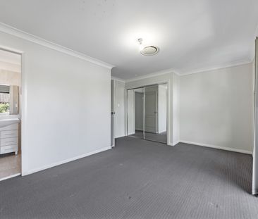 Beautiful Townhouse with Ducted Air Conditioning! - Photo 3