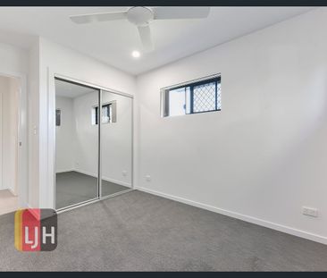 AIR CONDITIONED TWO BEDROOM UNIT WITH TWO CAR ACCOM! - Photo 4