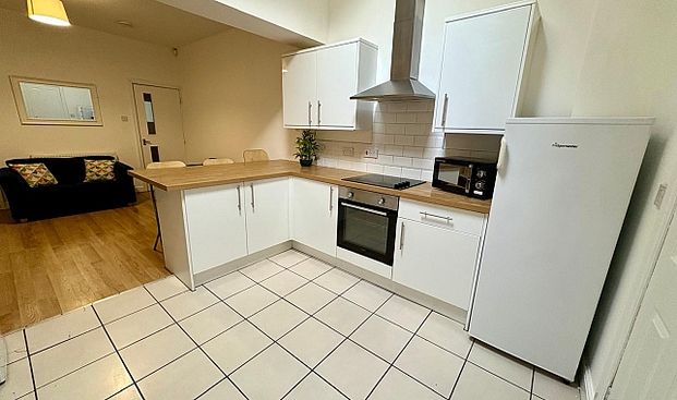 Fantastic 5 bedroom student property with 3 modern bathrooms - Photo 1