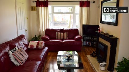 Huge room in 3-bedroom apartment in Tallaght, Dublin - Photo 2
