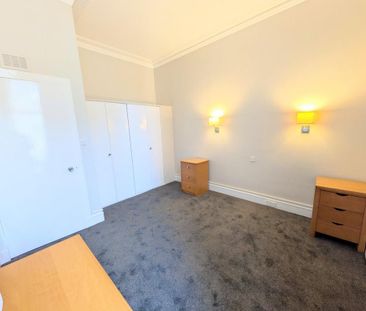 3 bedroom flat to rent - Photo 6