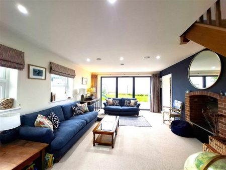 4 bedroom detached house to rent - Photo 3