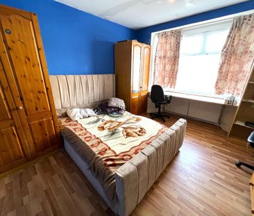 4 bedroom semi-detached house to rent - Photo 3