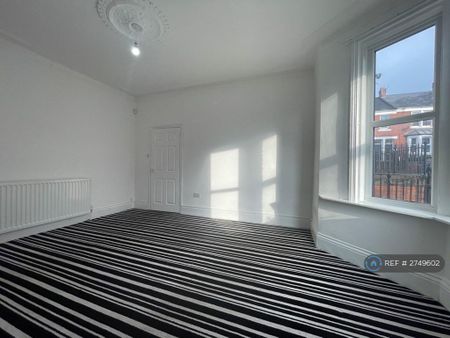 2 bedroom flat to rent - Photo 2