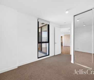 Light-filled and Inviting - Photo 3