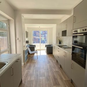 5 Bed Student Accommodation - Photo 2