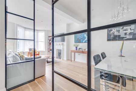 An immaculate recently refurbished five bedroom family home in prime location of Parsons Green. EPC rating C. - Photo 4