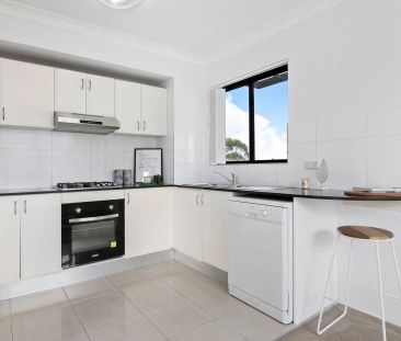 Light & Bright Apartment in Prime Location - Photo 5