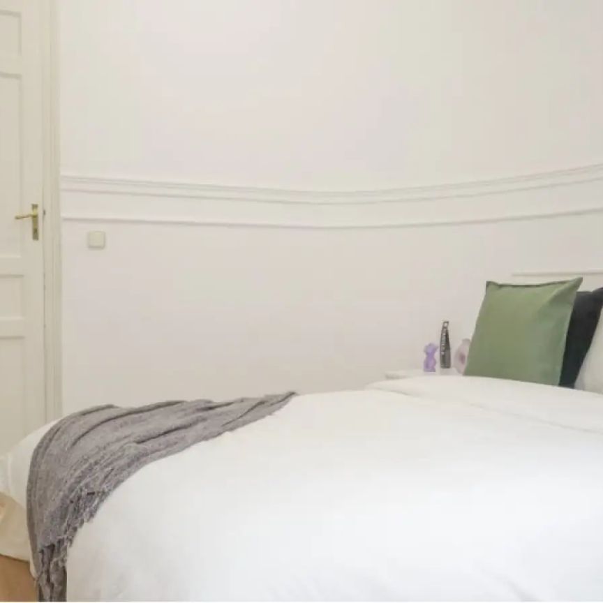 Room in a shared 7-bedroom apartment for rent in Recoletos, professionals and students welcome, no couples - Foto 1