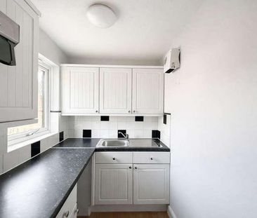 Cygnus Gardens, Dibden, Southampton, SO45 - Photo 3