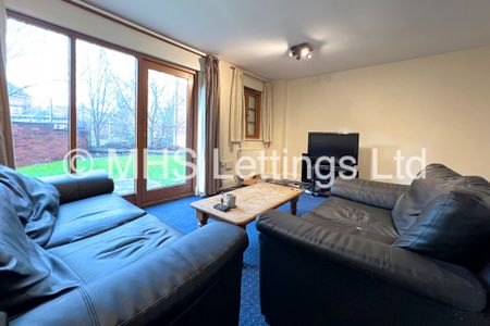 3 Bedroom Apartment for rent in Station Approach - Photo 2