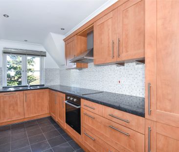 2 bedroom Flat in Woodstock House, Wokingham - Photo 3