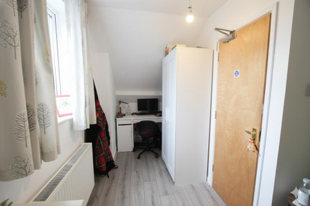 4 bedroom end of terrace house to rent - Photo 3