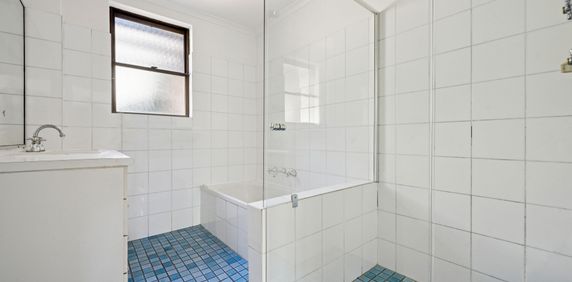 Family sized and secluded with two garages - Photo 2