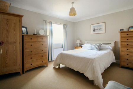 4 bedroom detached house to rent - Photo 2