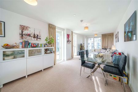 Three bedroom apartment in Nine Elms - Photo 3