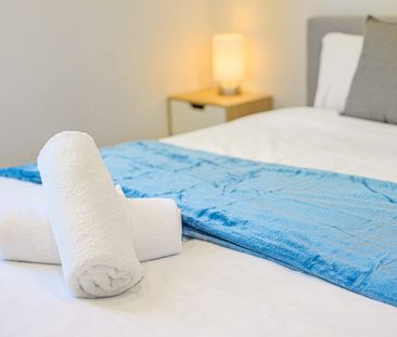 Furnished Resort-Style 2-Bed Apartment – MODA Norwest - Photo 3