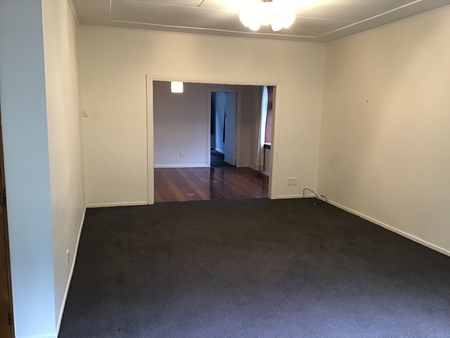 Stunning Character Home in Hataitai - A pet allowed - Photo 3