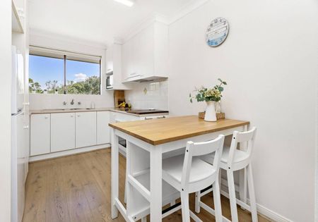 Stylish Top Floor Apartment - Photo 5