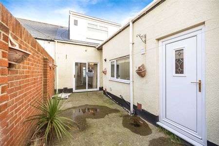 3 Bedroom Terraced - Photo 5