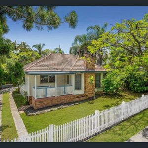 Charming 3-Bedroom Home in Prime Hawthorne Location - $750/week - Photo 2