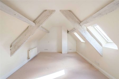 Charming three bedroom cottage in the desirable village of Winson. - Photo 2