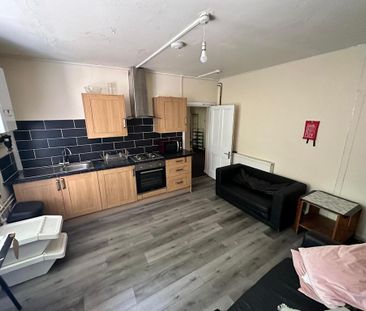 4 bedroom flat to rent - Photo 1