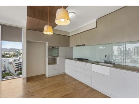 Premium 2-Bedroom, 2-Bathroom Apartment with 1 Car Park - Photo 4