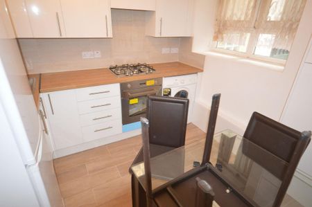 3 bedroom flat to rent - Photo 4