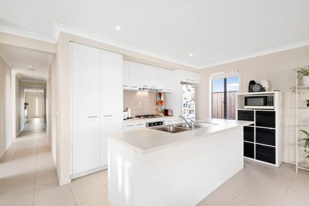 14 Mulligan Circuit, Officer VIC 3809 - House For Rent | Domain - Photo 5